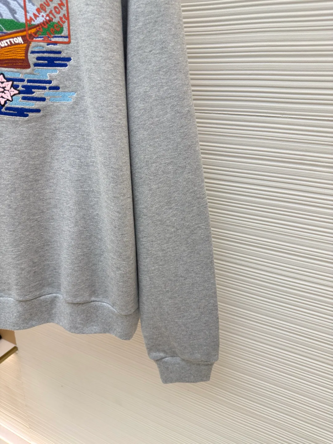 LOUIS VUITTON fishing embroidered round neck sweatshirt ●Authentic product: purchased and developed by 11599 ●Item number: 1680323-B15 ●Fabric: pure cotton fish scale base fabric ●Technology: embroidery production ●Version: fitted version ●Weight: about 625 grams ●Size: XS-S-M-L ●Description: The fabric is made of 16S double yarn + 10S fish scale bottom brushed fabric, 380g, with 21S double yarn rib fabric, 470g. The terry terry sweatshirt is composed of a veil, binding yarn and base yarn. Taking into account both breathability and comfort, the overall design is light, comfortable and has a good silhouette. It is characterized by soft feel, solid texture, and excellent extensibility, elasticity, wrinkle resistance, and moisture absorption. The unique suede effect increases the softness and elasticity of the printing surface, and also makes the colors more vivid and layered. Drying and fixing are done through processes such as specific heating or UV curing. Make sure that the foaming pulp is tightly combined with the fabric to form a strong and elastic film. Enhance the tactility and volume of patterns, especially suitable for expressing elements such as branches, borders, letters, etc. Fix cotton rope, hemp rope or ribbon on the fabric and form rough three-dimensional lines by winding, knotting or sewing, suitable for outlining outlines or filling geometric areas. It adopts a loose design, whether it is the shoulders, chest or length, it is made to extend the version design. The collar, cuffs, hem and other parts are all made of exquisite sewing technology, making the sweatshirt more three-dimensional and textured. At the same time, the cut of the body has been carefully adjusted to ensure a good fit without being tight. The overall wiring is straight and delicate, the fabric is comfortable and soft, and the color is consistent without color difference. It can be matched with the same style to create a fashionable look and control various occasions. Customized accessories, complete with three standards, same style for men and women!